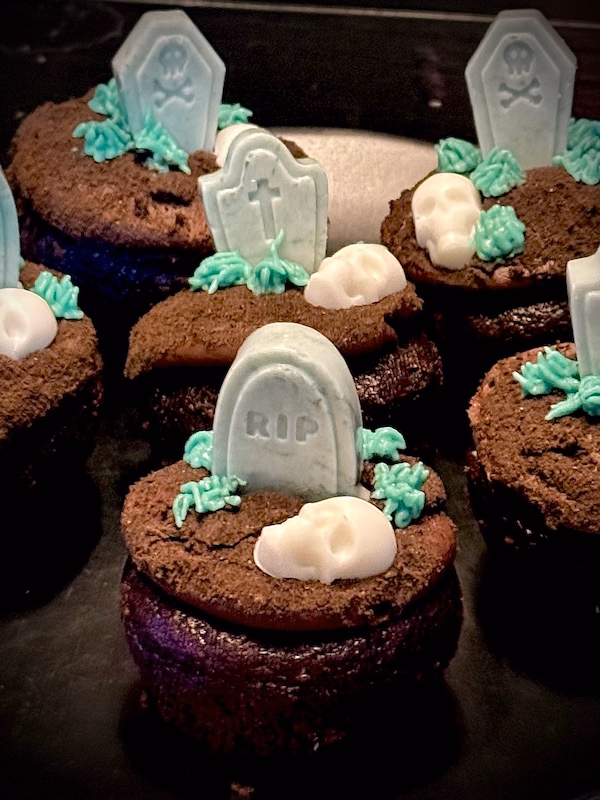 Graveyard cupcakes